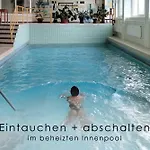 Workation Im Schwarzwald - Ruhig Mit Balkon & Pool 아파트 바이에르스브론